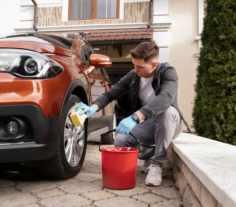 Lavage auto à domicile Saint-Gervais-du-Perron : professionnel intervenant sur un véhicule